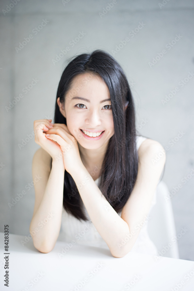 笑う女性 笑う女性
