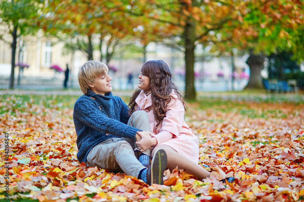 Fototapeta premium Young dating couple in Paris on a fall day