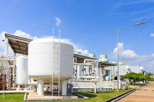 Obraz na płótnie chemistry tank in factory with blue sky w salonie