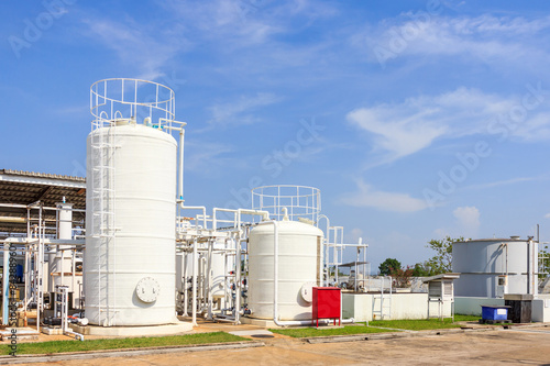 Obraz na płótnie chemistry tank in factory with blue sky w salonie