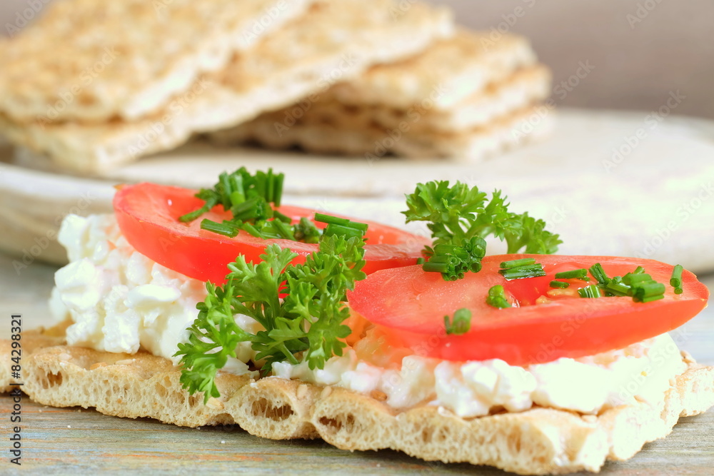 Knäckebrot mit Frischkäse und Petersilie Knäckebrot mit Frischkäse und Petersilie