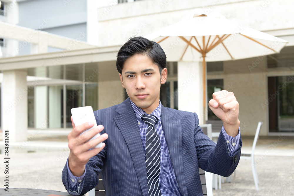 スマートフォンを持つ男性