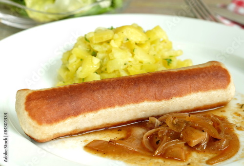 Oberländer Wollwurst mit Kartoffelsalat und Zwiebelsauce photo
