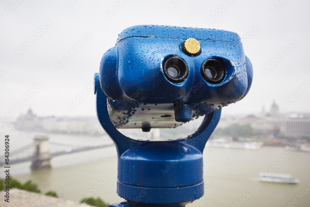 Binocular in the rain