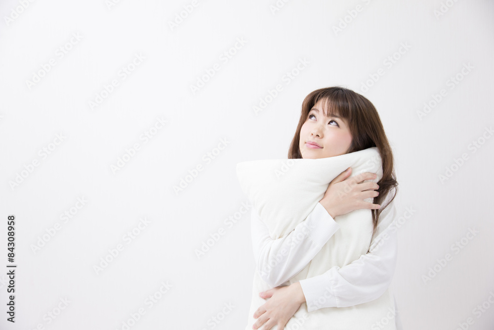 枕を抱く女性 枕を抱く女性