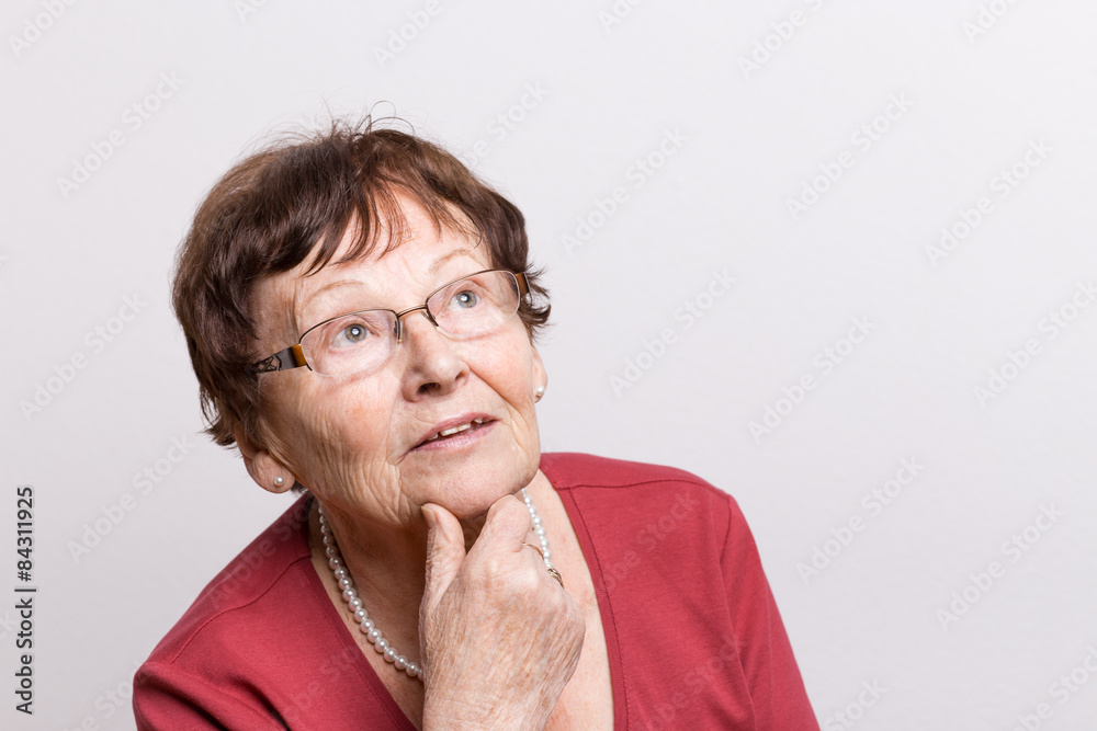Nachdenkliche Rentnerin Nachdenkliche Rentnerin