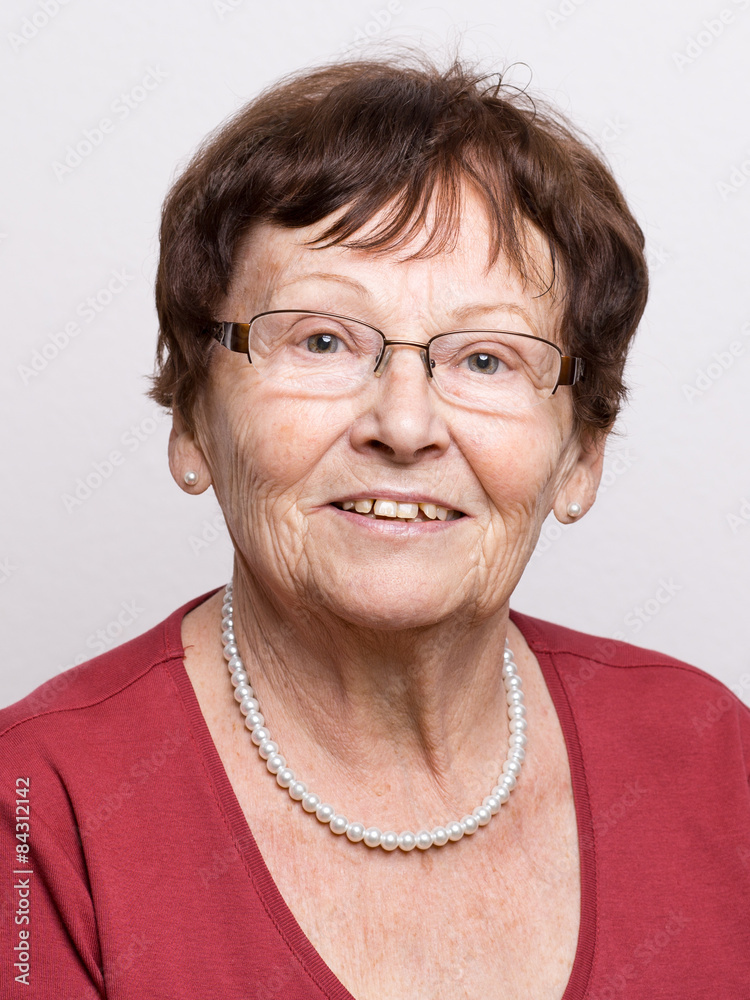 Lächelnde Rentnerin Lächelnde Rentnerin