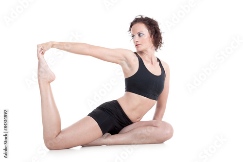 Sportliche Frau macht Dehnübungen elegant Porträt