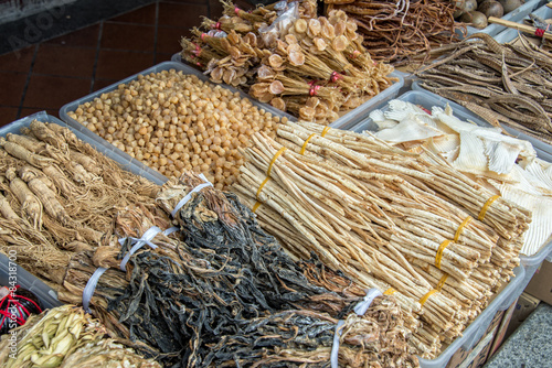 Fotografie Dried plants for traditional chinese herbal medicine
