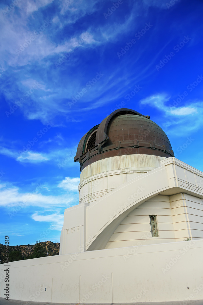 Obraz premium Griffith observatory with blue sky