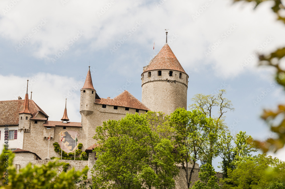 Lucens, Dorf, historisches Schloss, Schloss Lucens, Festung, Turm, Wanderweg, Spazierweg, Frühling, Waadt, Schweiz