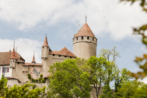 Lucens, Dorf, historisches Schloss, Schloss Lucens, Festung, Turm, Wanderweg, Spazierweg, Frühling, Waadt, Schweiz