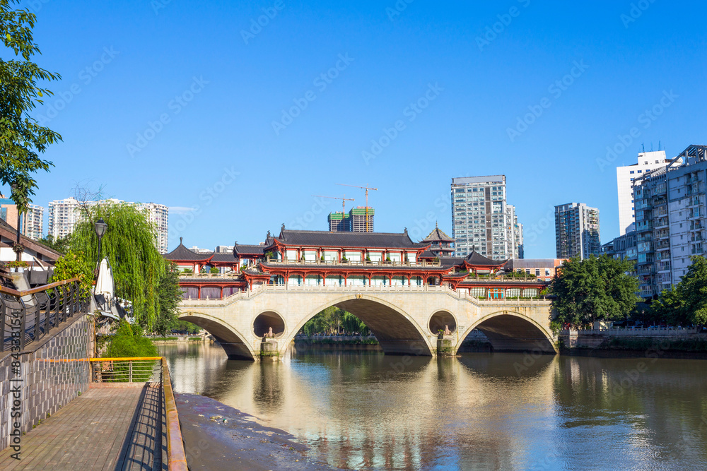 Naklejka premium Vintage bridge in modern city