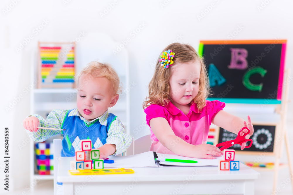 Fototapeta premium Kids at preschool painting