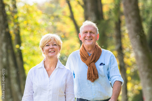 Senioren Paar macht Spaziergang im Wald