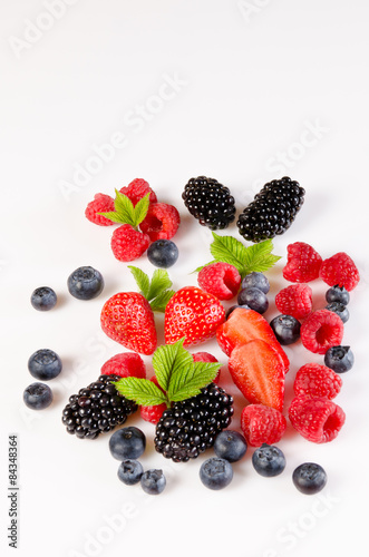 Obraz na płótnie brombeeren,himbeeren auf weißem hintergrund im hochformat,erdbe w salonie