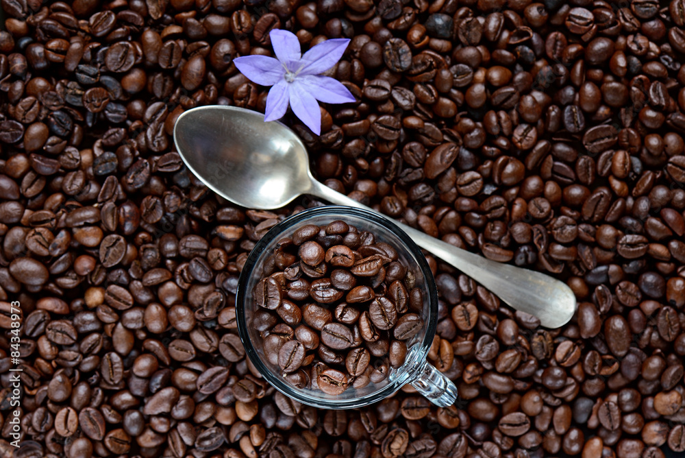 Fototapeta premium Chicchi di caffè tostato in tazza