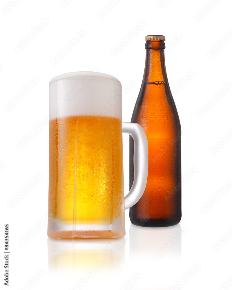 ビール/ビールジョッキと茶色のビール瓶、水滴が付いていて冷たさを演出しています。