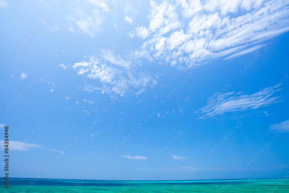 Naklejka premium Morze Okinawa, błękitne niebo i horyzont