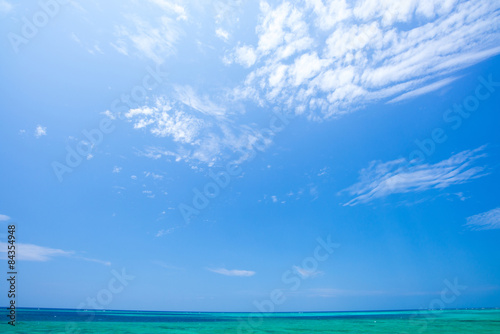 沖縄の海・青空と水平線 © yuuta