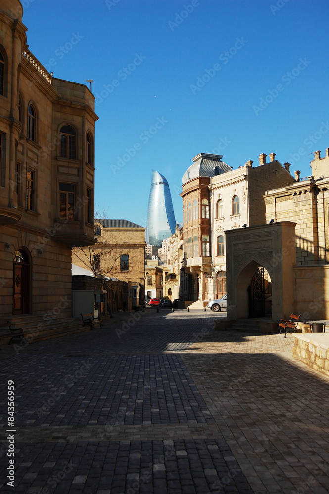 Old and New Baku / Old and New Baku connected together in hard of city - Ichari Shahar
