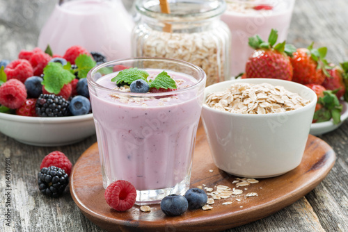delicious berry smoothies with oatmeal