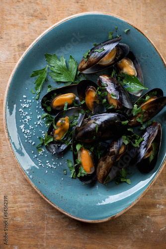 Steamed mussels with sea salt and parsley, top view