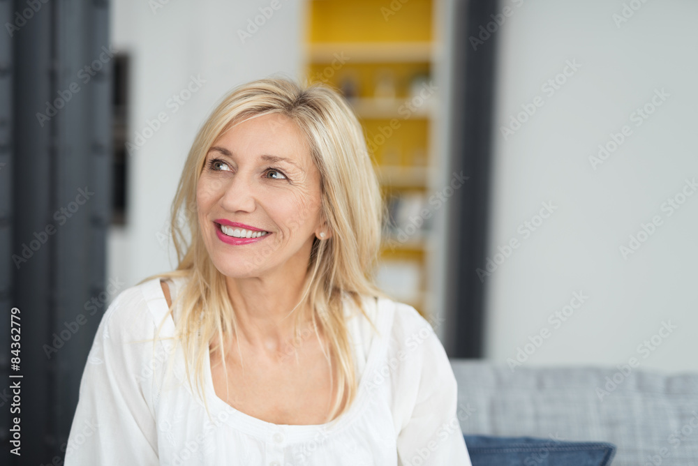 frau wohnt in einem modernen apartment frau wohnt in einem modernen apartment