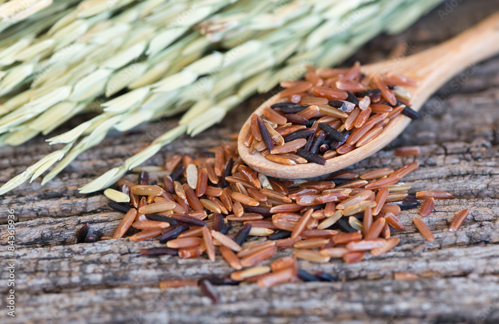 Fototapeta premium Jasmine Brown rice on wood spoon
