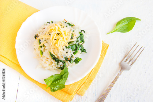 Spinach risotto with grated cheese