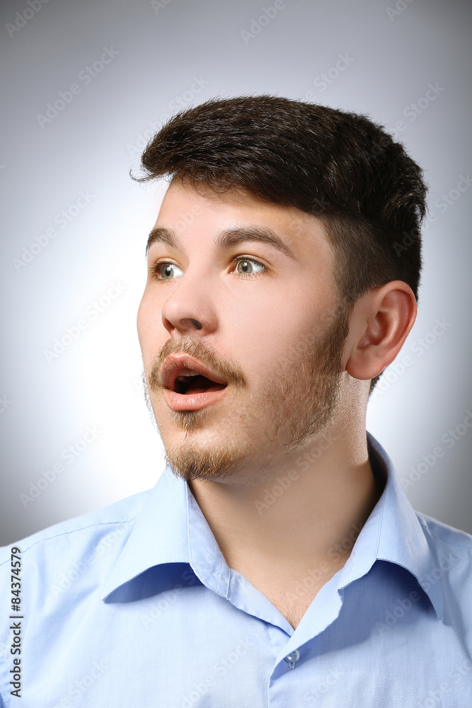 Obraz premium Portrait of surprised man on gray background