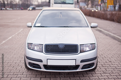 Close-up photo of front part the silver car © Oleksii Nykonchuk