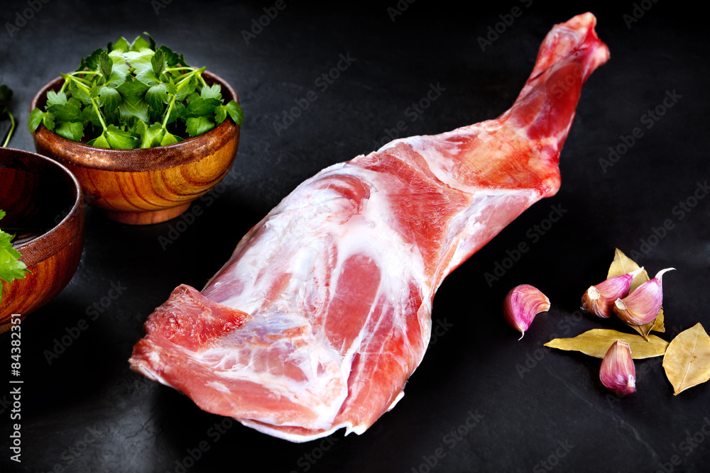 Carne fresca y cruda. Pierna de cordero sin cocer.Carne a la parrilla y  barbacoa Stock Photo | Adobe Stock