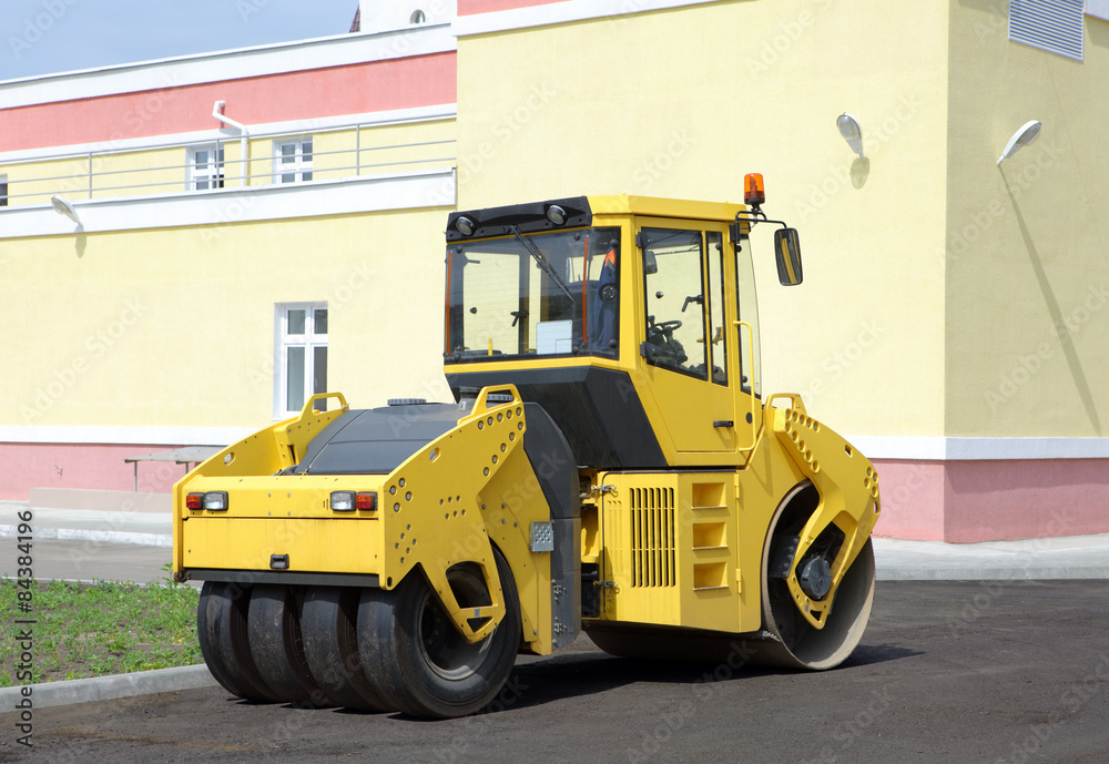 Obraz premium Road roller in a fresh layer of asphalt 