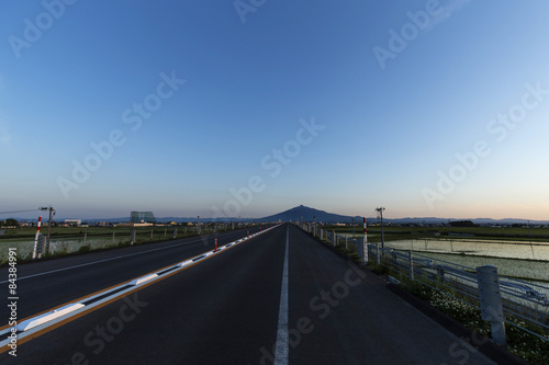 自動車専用道路と山