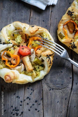 Mit Tofu und Gemüse gefüllter Blätterteig, vegan photo