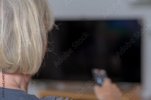 Foto Frau hält eine Fernbedienung