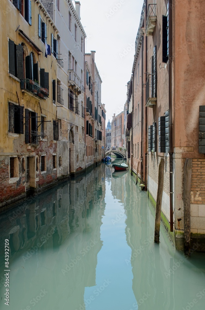 Fototapeta Wąski kanał z gondolem w San Marco, Wenecja, Włochy