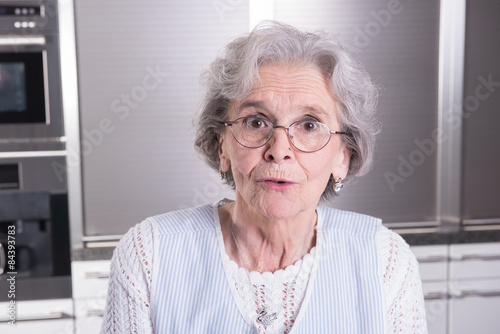 aktive Seniorin spricht in die Kamera photo