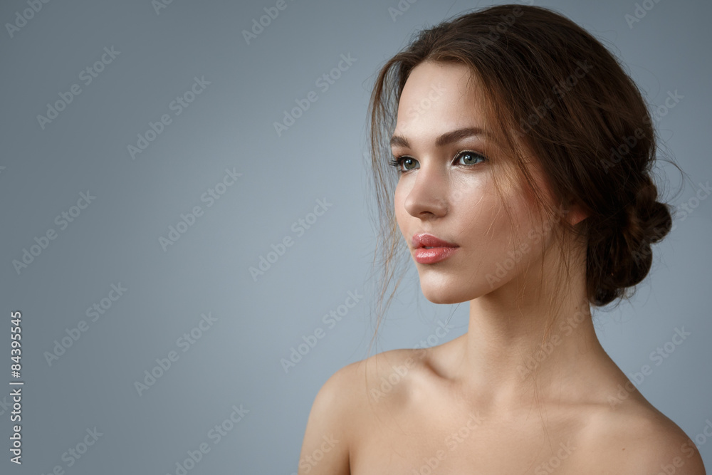 Obraz premium Piękna kobieta z naturalnym makijażem i fryzurą