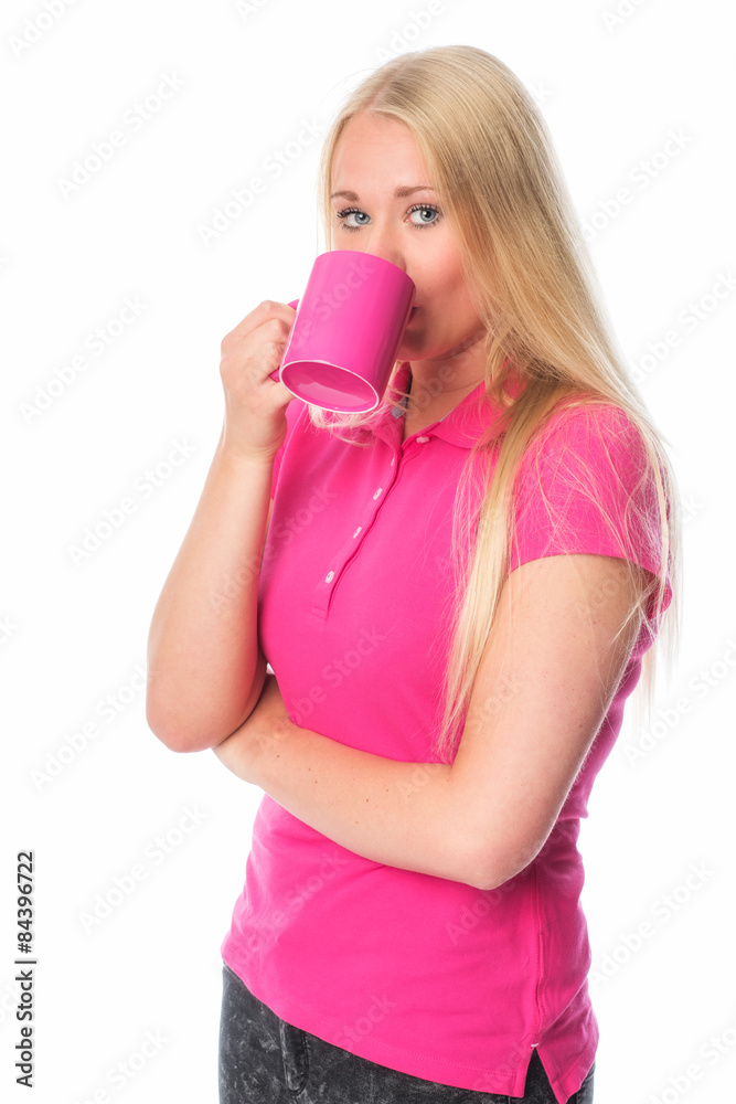 Blonde Frau trinkt aus einem Kaffeebecher