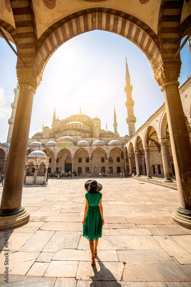 Obraz premium Kobieta w pobliżu Błękitnego Meczetu w Stambule