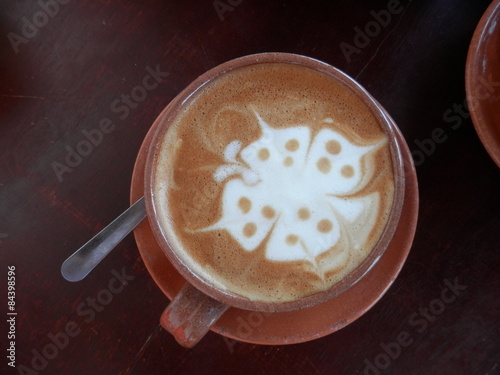 Figura de mariposa en café photo