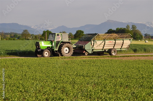 Traktor bei Feldarbeit photo