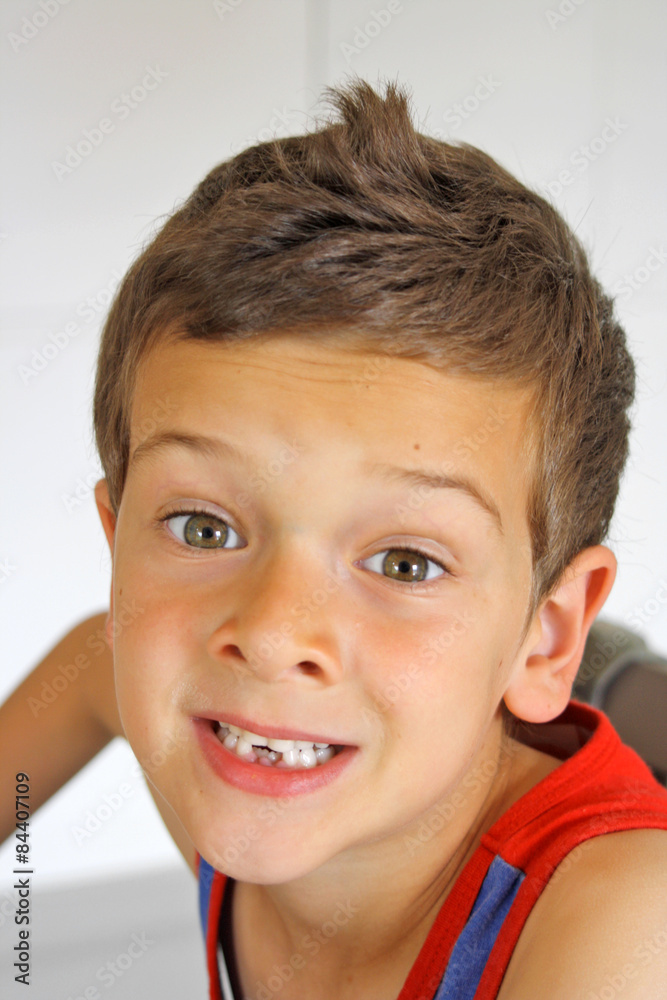 RITRATTO DI BAMBINO CHE MOSTRA I DENTI RITRATTO DI BAMBINO CHE MOSTRA I DENTI