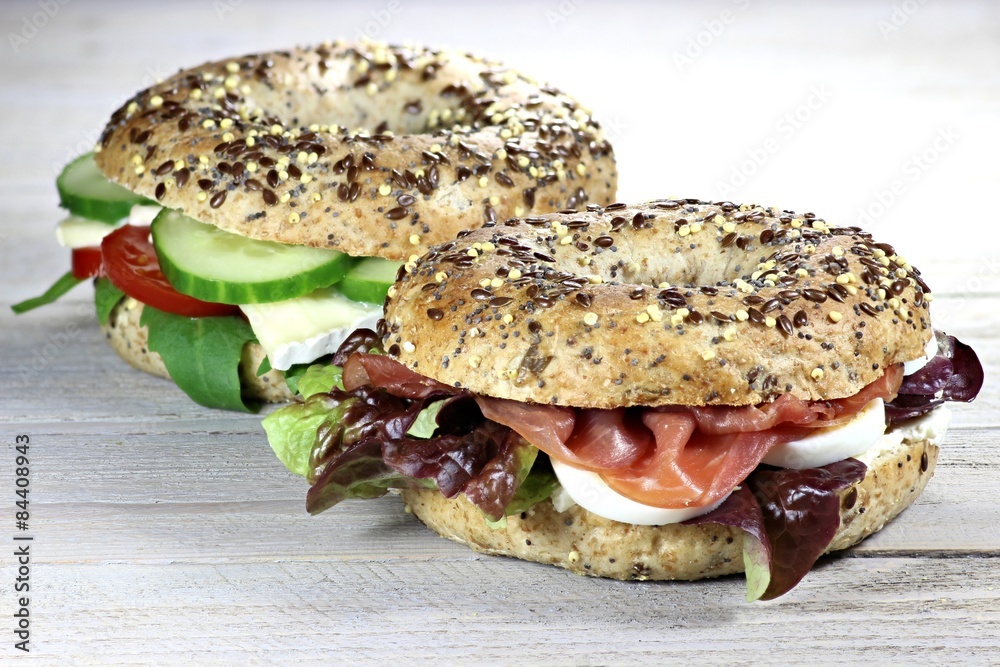 Schinken- und Käsebagel auf Holztisch Schinken- und Käsebagel auf Holztisch