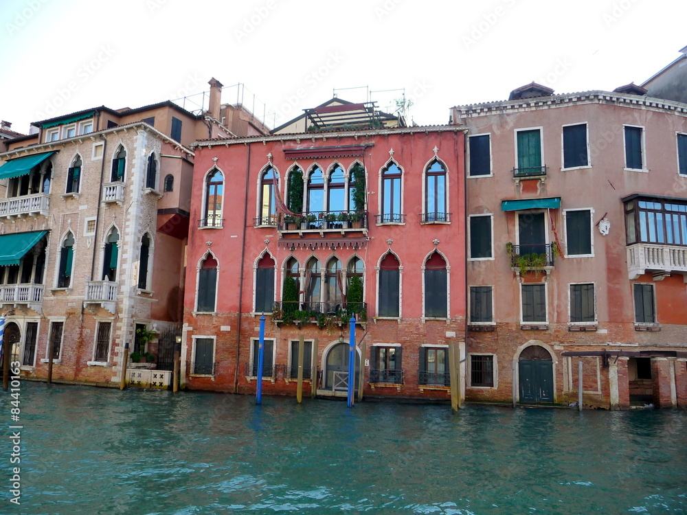 Bunte Häuserreihe am Wasserkanal in Venedig
