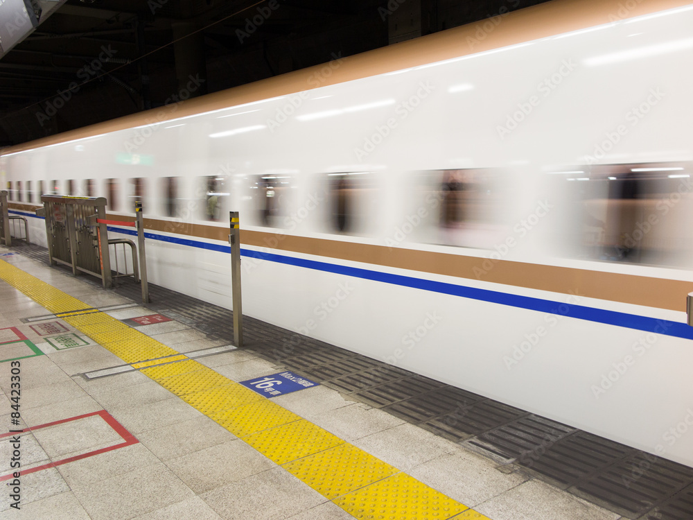 Naklejka premium 発車する新幹線