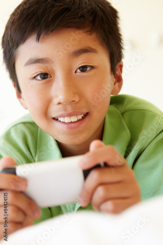 Young boy using smartphone © Monkey Business