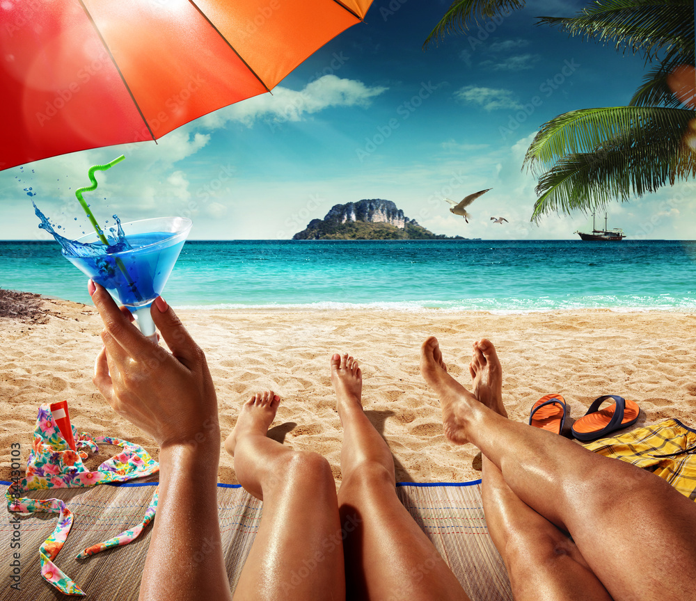 Obraz premium Vacation. Man and woman o the tropical beach. Close view 